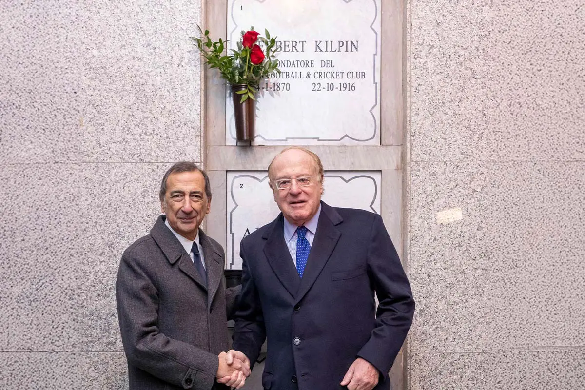 Scaroni e Sala davanti alla tomba di Herbert Kilpin