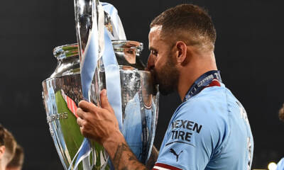 Kyle Walker bacia il trofeo della Champions League a Istanbul, dopo la vittoria del Manchester City sull’Inter in finale.