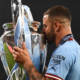 Kyle Walker bacia il trofeo della Champions League a Istanbul, dopo la vittoria del Manchester City sull’Inter in finale.