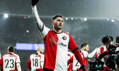 Santiago Gimenez del Feyenoord alza il pugno in segno di vittoria dopo aver segnato uno dei due gol contro il Bayern Monaco in Champions League.