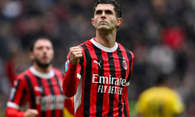Christian Pulisic con la maglia rossonera del Milan esulta alzando il pugno dopo aver segnato un gol.