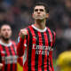 Christian Pulisic con la maglia rossonera del Milan esulta alzando il pugno dopo aver segnato un gol.