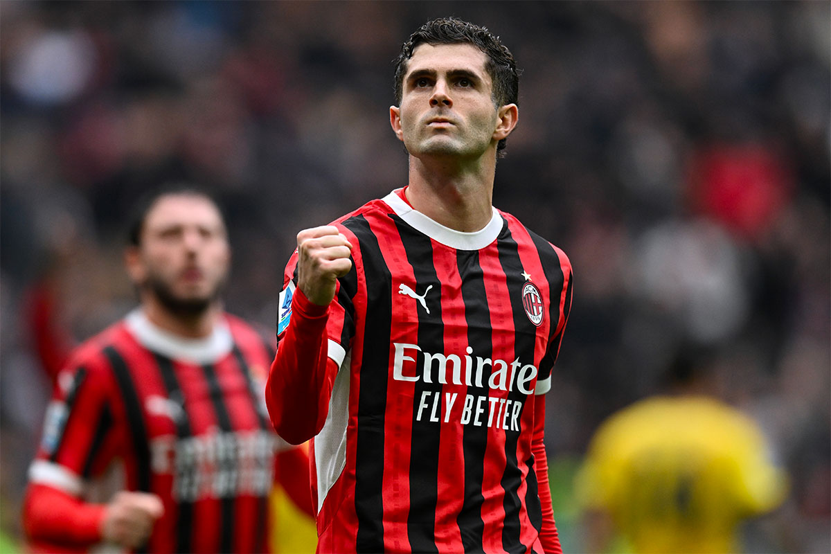 Christian Pulisic con la maglia rossonera del Milan esulta alzando il pugno dopo aver segnato un gol.