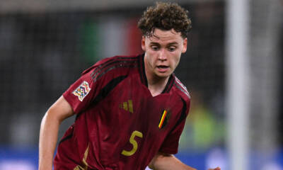 Maxim De Cuyper, difensore belga, in campo durante una partita con la Nazionale.