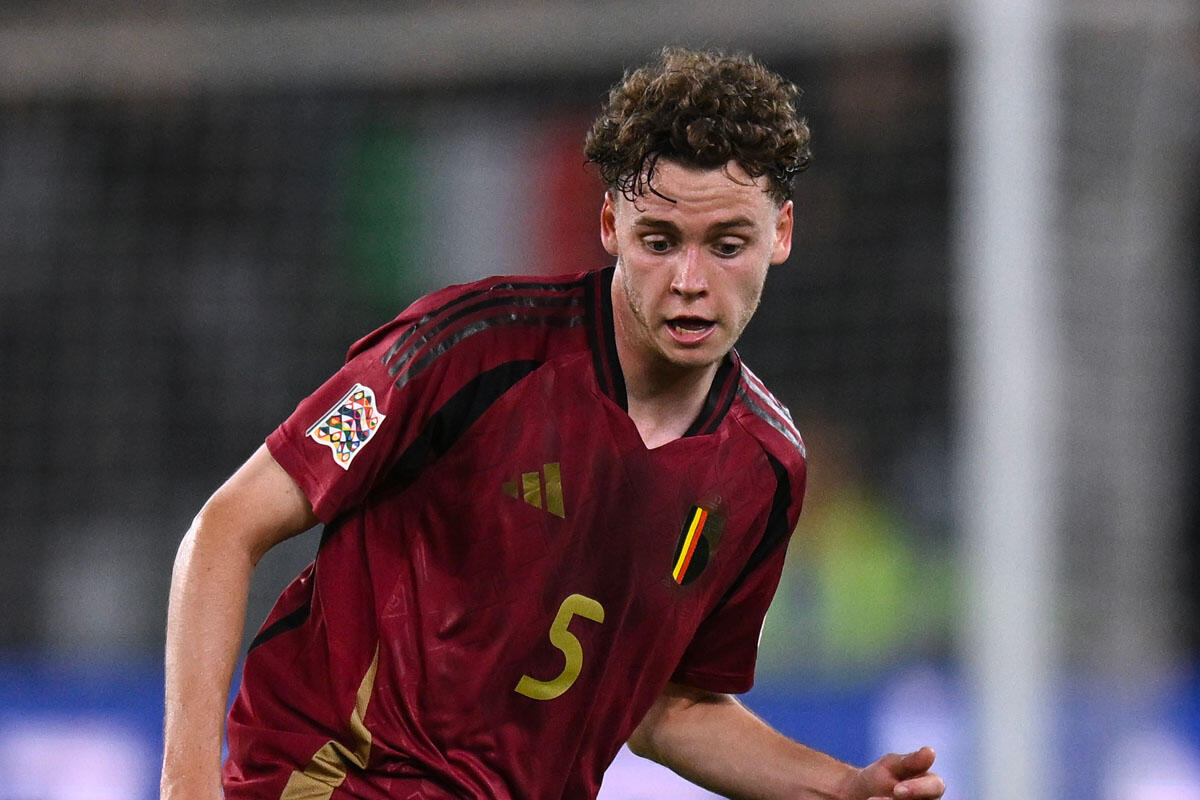 Maxim De Cuyper, difensore belga, in campo durante una partita con la Nazionale.