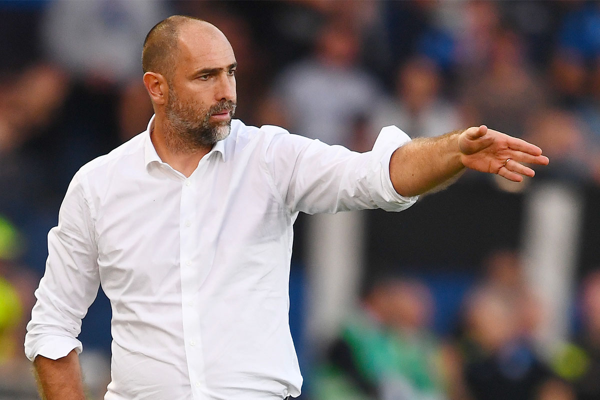 Igor Tudor, allenatore, in camicia bianca mentre dà indicazioni da bordocampo.