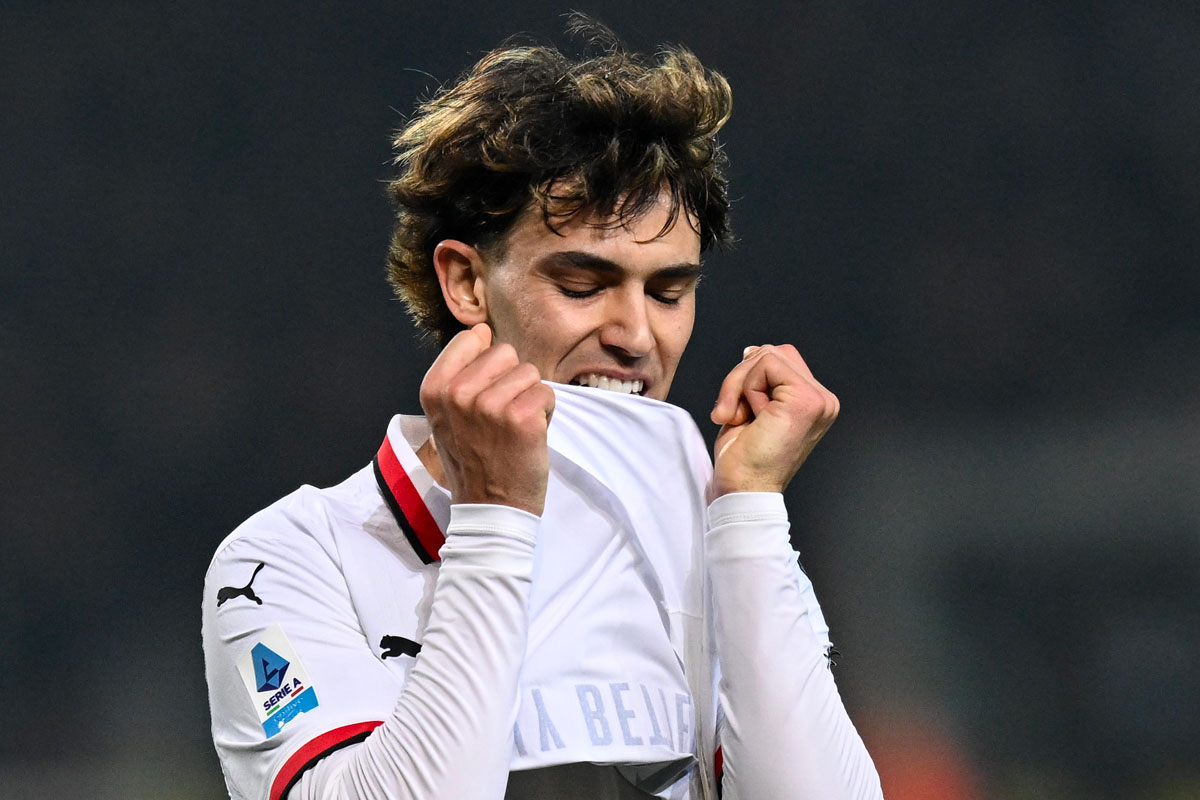 Joao Félix, trequartista portoghese del Milan, si morde la maglia dopo aver fallito un gol durante una partita.