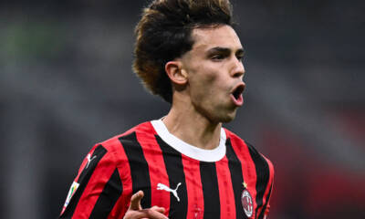 Joao Felix esulta correndo in campo dopo il primo gol in rossonero