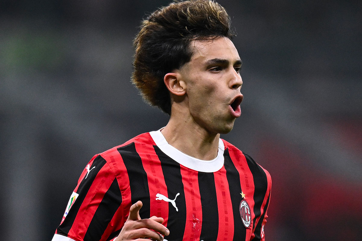 Joao Felix esulta correndo in campo dopo il primo gol in rossonero