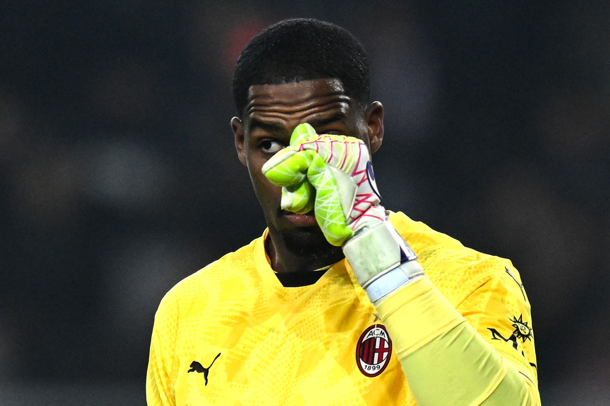 Mike Maignan, portiere del Milan, in imbarazzo dopo un errore durante il match di campionato Torino-Milan.