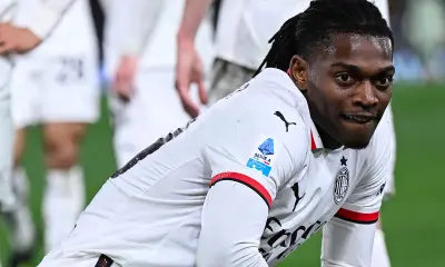 Leao festeggia il gol dell’1-0 al Dall’Ara contro il Bologna con la sua iconica esultanza da surfista.