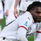 Leao festeggia il gol dell’1-0 al Dall’Ara contro il Bologna con la sua iconica esultanza da surfista.