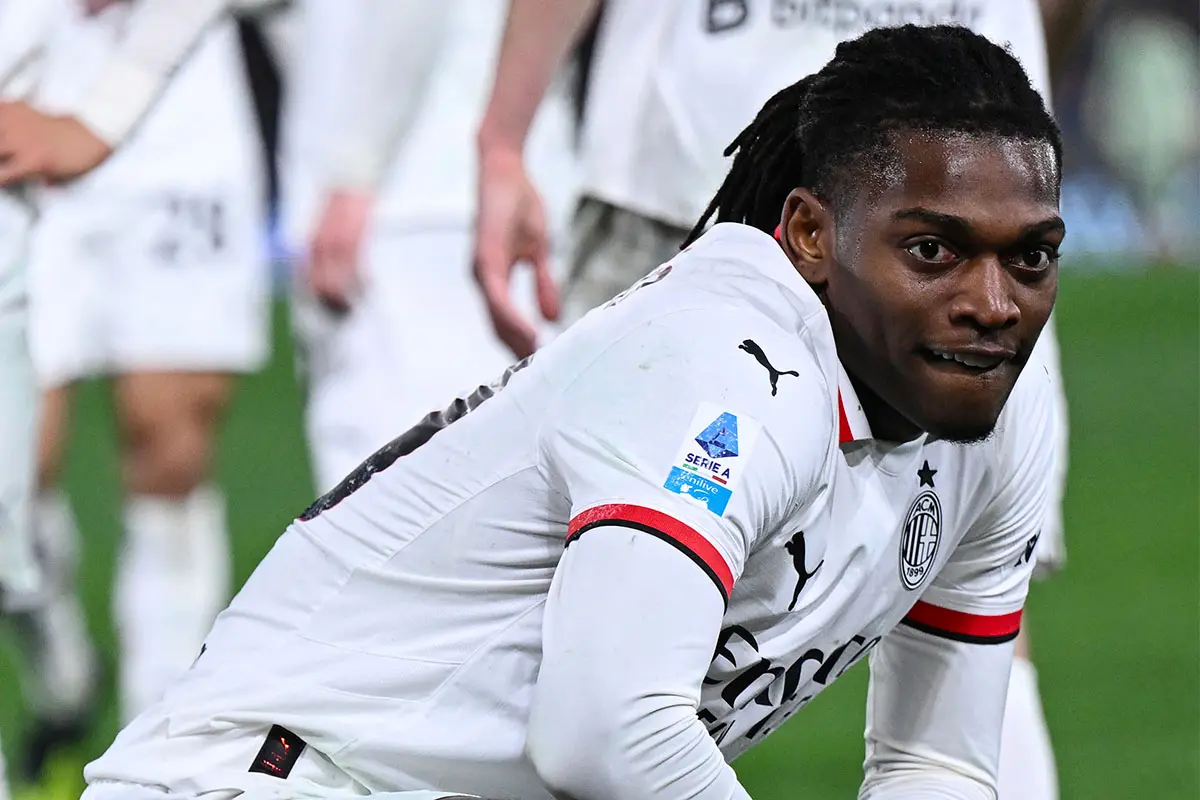 Leao festeggia il gol dell’1-0 al Dall’Ara contro il Bologna con la sua iconica esultanza da surfista.