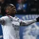 Rafa Leao allarga le braccia ed esulta dopo aver segnato un gol
