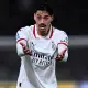Tijjani Reijnders in maglia bianca a Bologna durante Bologna-Milan, mentre riprende un compagno dopo un errore.