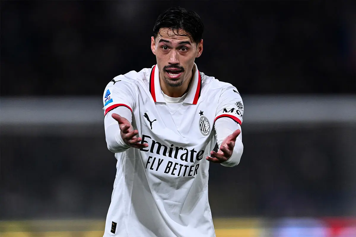 Tijjani Reijnders in maglia bianca a Bologna durante Bologna-Milan, mentre riprende un compagno dopo un errore.