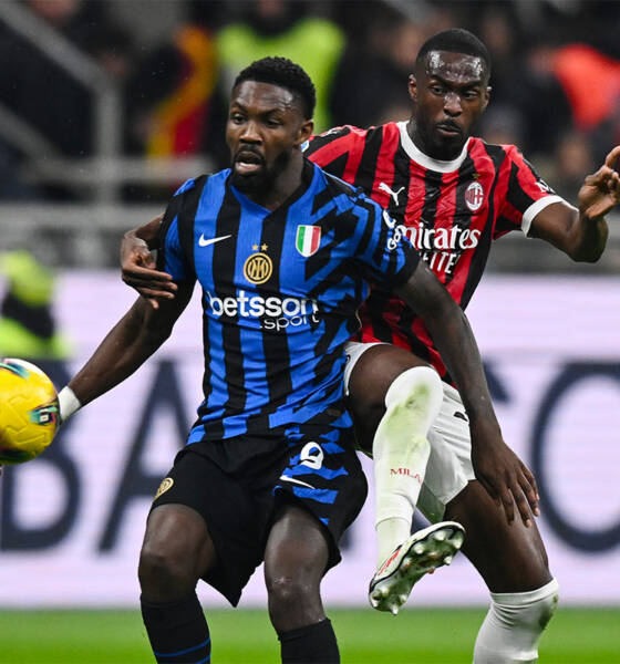 Marcus Thuram e Fikayo Tomori in azione durante il derby di campionato tra Inter e Milan.
