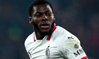 Yunus Musah corre in campo con la maglia bianca del Milan