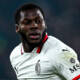 Yunus Musah corre in campo con la maglia bianca del Milan