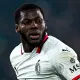 Yunus Musah corre in campo con la maglia bianca del Milan