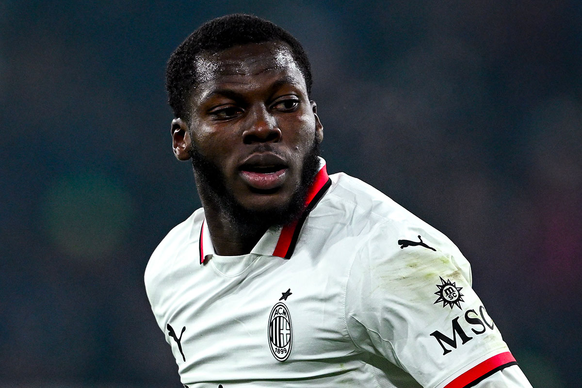 Yunus Musah corre in campo con la maglia bianca del Milan