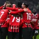 Esultanza del Milan dopo il gol contro la Roma in Coppa Italia, con Theo Hernandez, Gimenez e Joao Felix che si abbracciano in segno di vittoria.