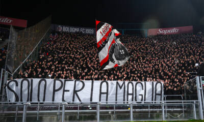 Tifosi del Milan nel settore ospiti del Dall’Ara a Bologna con lo striscione “Solo per la maglia”.