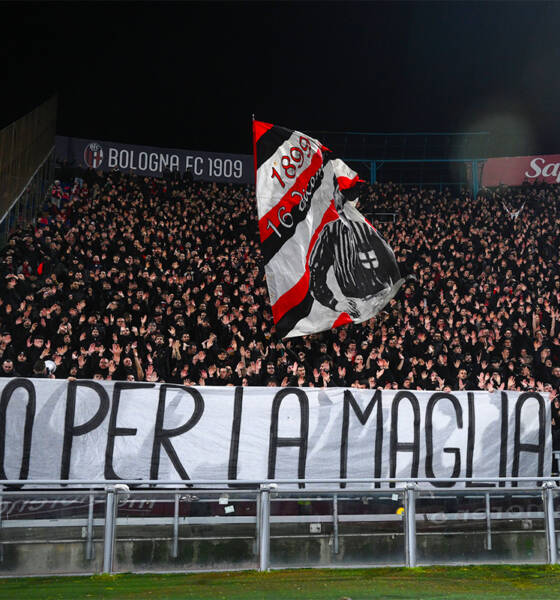 Tifosi del Milan nel settore ospiti del Dall’Ara a Bologna con lo striscione “Solo per la maglia”.