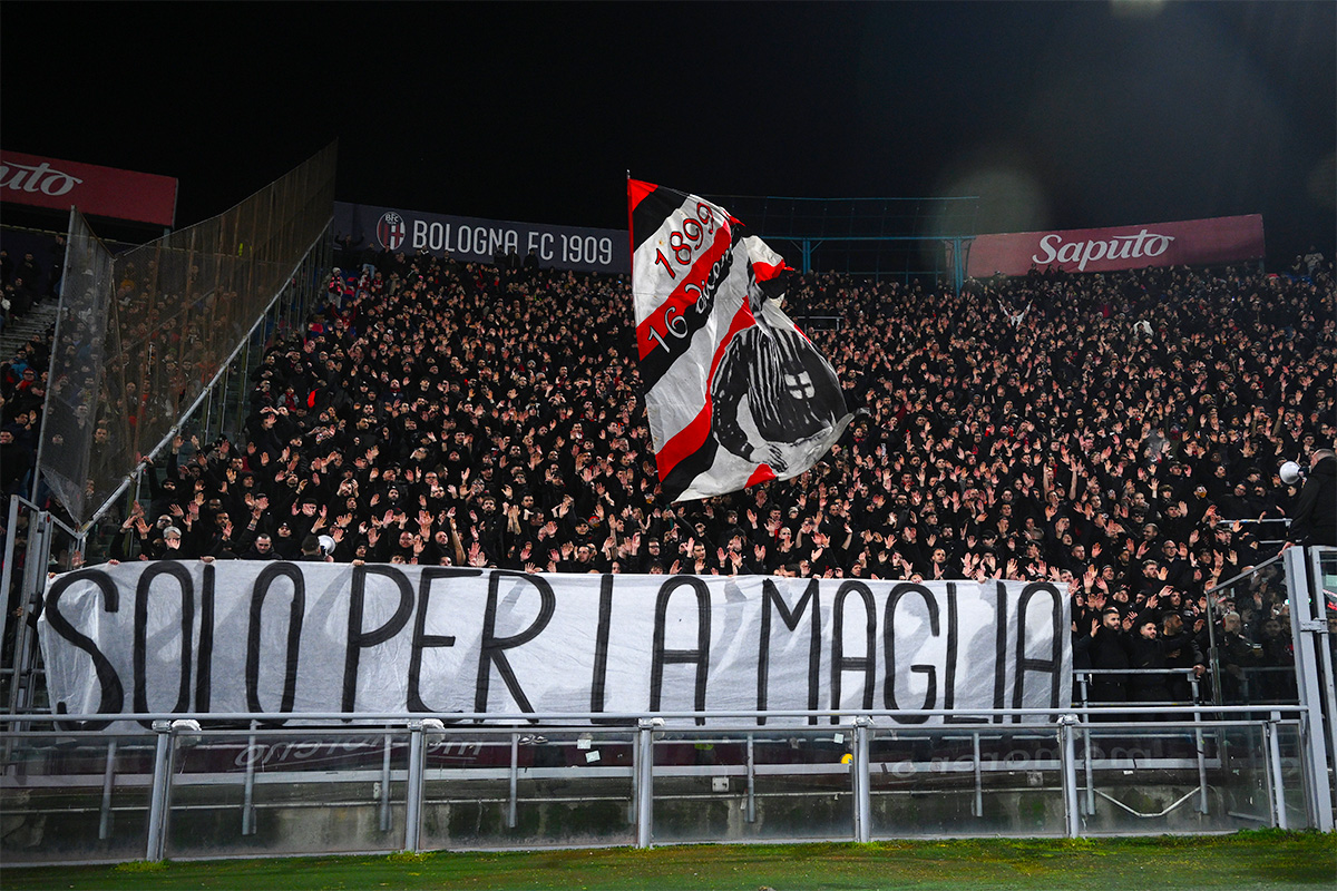 Tifosi del Milan nel settore ospiti del Dall’Ara a Bologna con lo striscione “Solo per la maglia”.