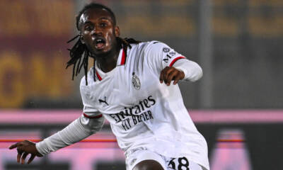 Warren Bondo, con la maglia bianca del Milan, gioca contro il Lecce al Via del Mare in una partita di campionato.