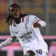 Warren Bondo, con la maglia bianca del Milan, gioca contro il Lecce al Via del Mare in una partita di campionato.