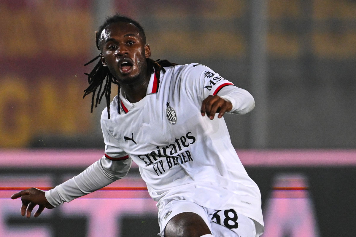 Warren Bondo, con la maglia bianca del Milan, gioca contro il Lecce al Via del Mare in una partita di campionato.