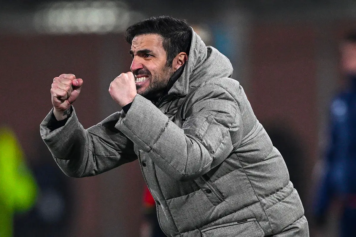 Cesc Fabregas incita la squadra del Como a bordocampo durante una partita.