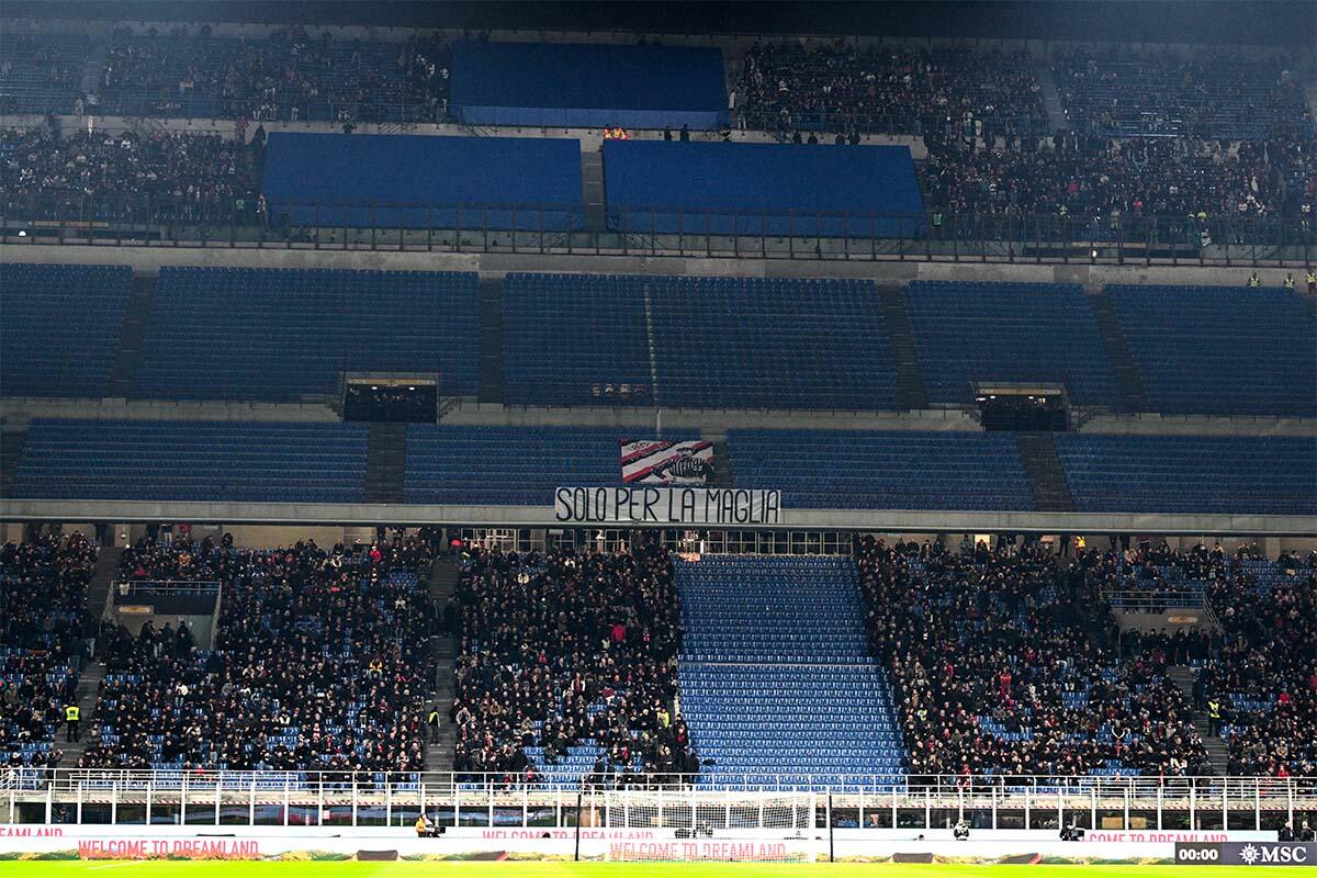 La Curva Sud deserta all’inizio di Milan-Lazio, con lo striscione “Solo per la maglia” appeso al secondo anello blu dello stadio.