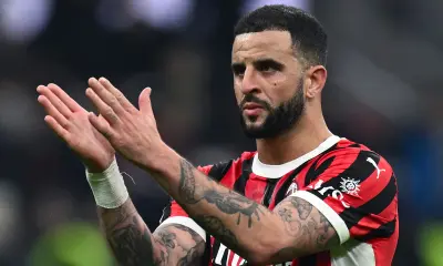 Kyle Walker applaude la tifoseria del Milan al termine della partita, mostrando riconoscenza e rispetto per il sostegno dei tifosi presenti allo stadio.