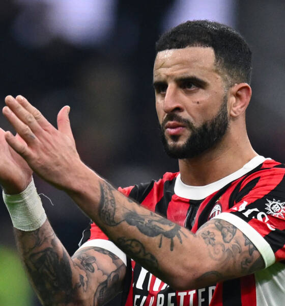 Kyle Walker applaude la tifoseria del Milan al termine della partita, mostrando riconoscenza e rispetto per il sostegno dei tifosi presenti allo stadio.