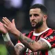 Kyle Walker applaude la tifoseria del Milan al termine della partita, mostrando riconoscenza e rispetto per il sostegno dei tifosi presenti allo stadio.
