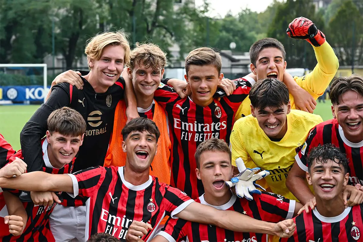 Giocatori del Milan Primavera 2024/25 in posa mentre esultano dopo la vittoria di una partita.