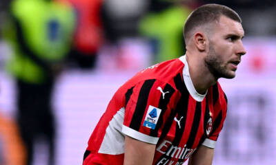 Strahinja Pavlovic in ginocchio sul campo, visibilmente frustrato, dopo l’ennesimo gol subito dal Milan durante una partita di Serie A.