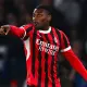 Rafael Leao dà istruzioni a un compagno durante una partita, mostrando la sua attenzione al gioco e il suo ruolo di leader all’interno della squadra del Milan.