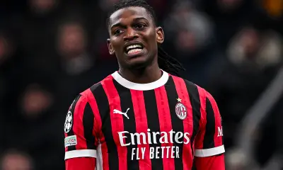 Rafa Leao deluso in campo con la maglia del Milan dopo un errore durante la partita