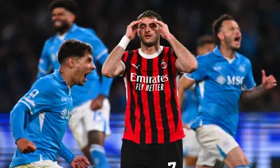 Santiago Gimenez sconsolato dopo il rigore parato da Meret in Napoli-Milan di Serie A