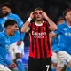 Santiago Gimenez sconsolato dopo il rigore parato da Meret in Napoli-Milan di Serie A
