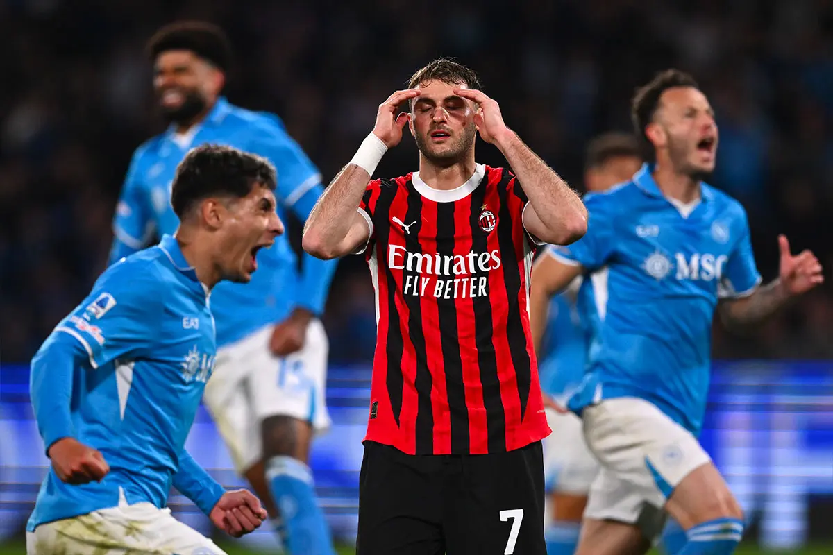 Santiago Gimenez sconsolato dopo il rigore parato da Meret in Napoli-Milan di Serie A