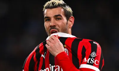 Theo Hernandez amareggiato dopo il gol del Napoli contro il Milan in campionato