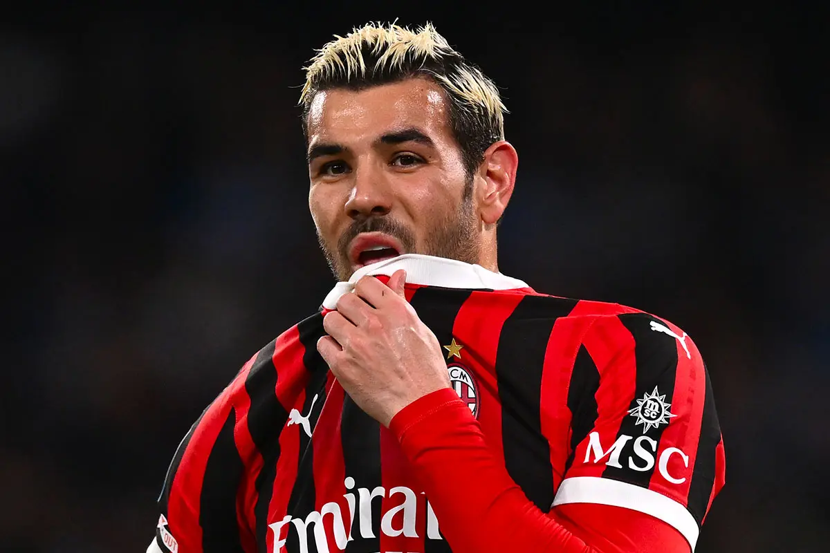 Theo Hernandez amareggiato dopo il gol del Napoli contro il Milan in campionato