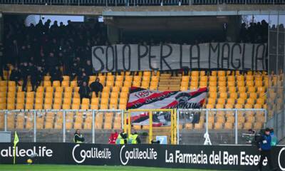 Tifosi del Milan nel settore ospiti di Lecce esibiscono uno striscione di contestazione con la scritta “Solo per la maglia”.