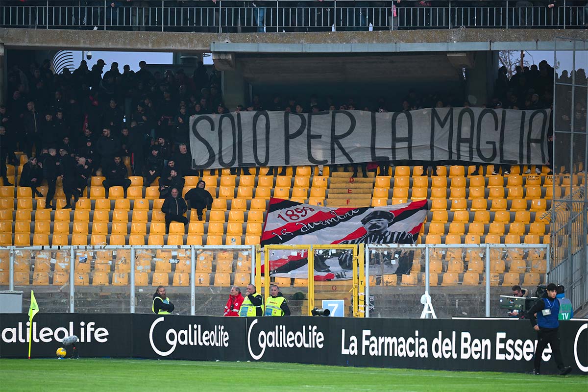 Tifosi del Milan nel settore ospiti di Lecce esibiscono uno striscione di contestazione con la scritta “Solo per la maglia”.