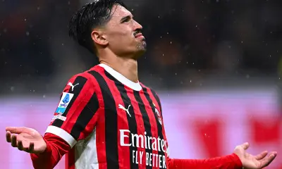 Tijjani Reijnders esulta dopo aver segnato il gol del 2-1 a San Siro contro il Como, portando il Milan in vantaggio.