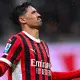 Tijjani Reijnders esulta dopo aver segnato il gol del 2-1 a San Siro contro il Como, portando il Milan in vantaggio.